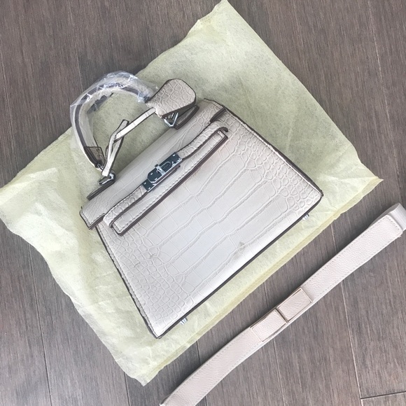 2/40$ 🛍 Midsize oyster coloured handbag - Picture 3 of 3